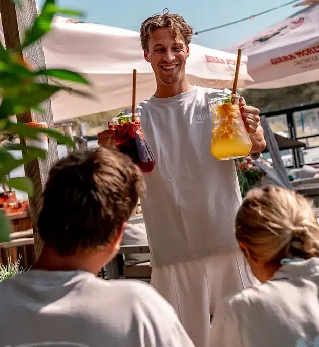 Vrienden met drankjes bij Millers beach
