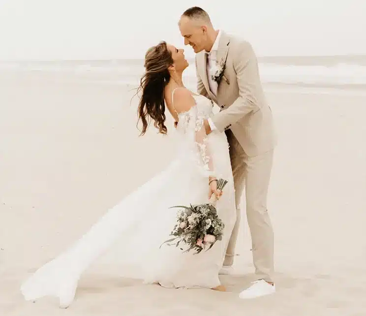 Echtpaar trouwt op het strand