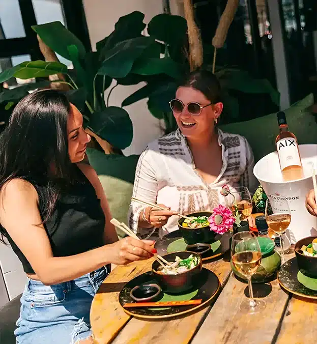 Met elkaar samen dineren in Den Haag