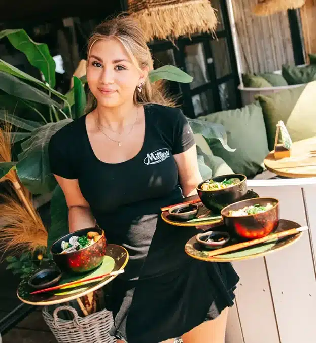 Een serveerster die gerechten brengt