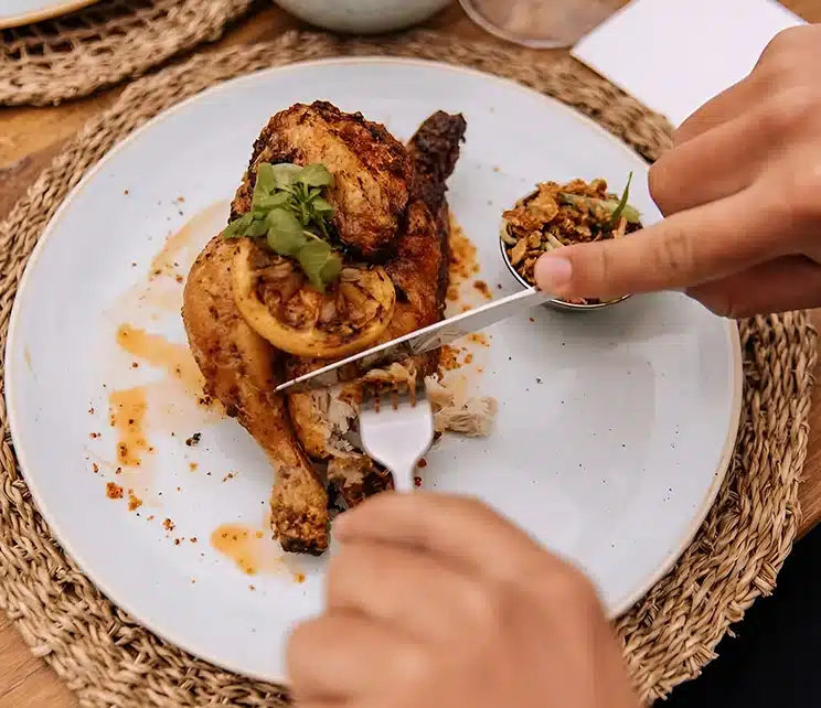 Een mooi gebraden stuk vlees op een bord