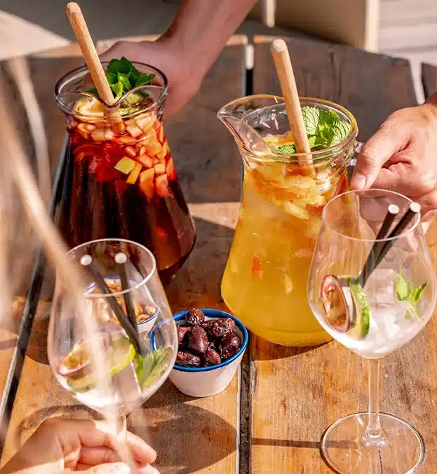 Twee kannen Sangria met glazen op tafel